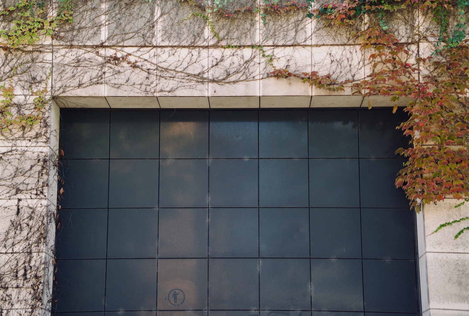 Jak zapewnić trwałość bram wykonanych z drewna?