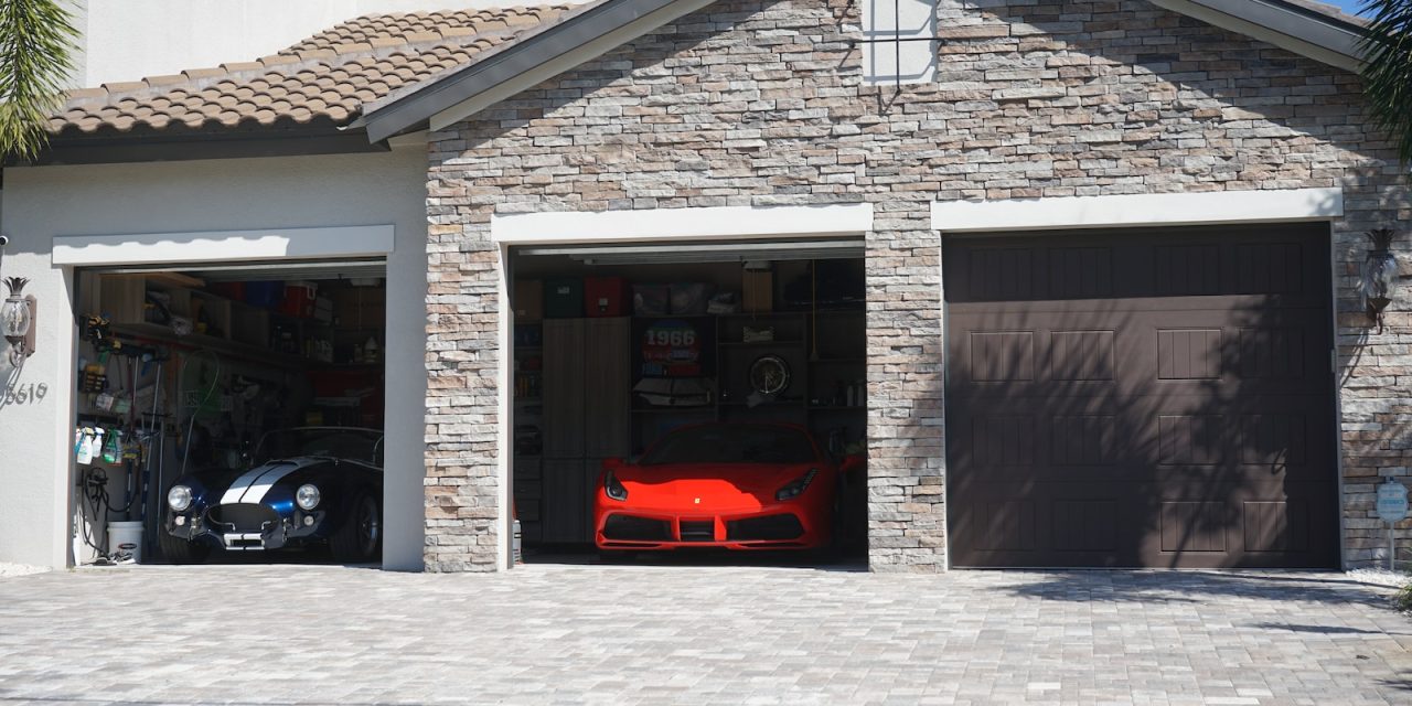 Bramy garażowe apestyl budynku mieszkalnego – jak wybrać odpowiednią?